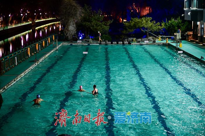 泉畔夜泳 绘就泉城冬日别样景284 泉畔夜泳 绘就泉城冬日别样景284