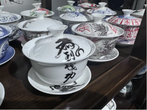 骏马跃然瓷上 瓷香融入年味1133