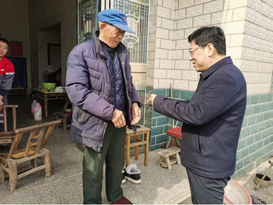 信息=襄阳市委台办主任李曙东赴驻点帮扶村走访慰问163