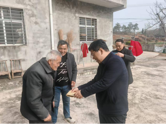 信息=襄阳市委台办主任李曙东赴驻点帮扶村走访慰问164
