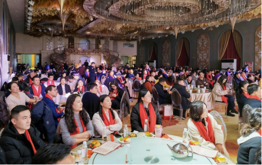 共赴新春联欢会 同心筑梦促发展  荥阳市组织观演104