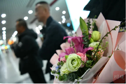 1.泪目！四川姑娘“何仙姑”带台湾老兵过海回家434