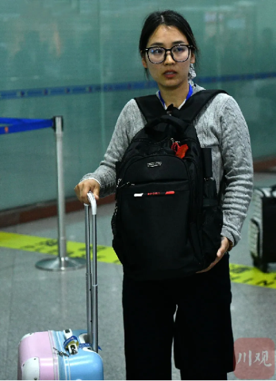 1.泪目！四川姑娘“何仙姑”带台湾老兵过海回家686