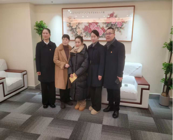 鄂州市台办节前走访慰问台胞台属58