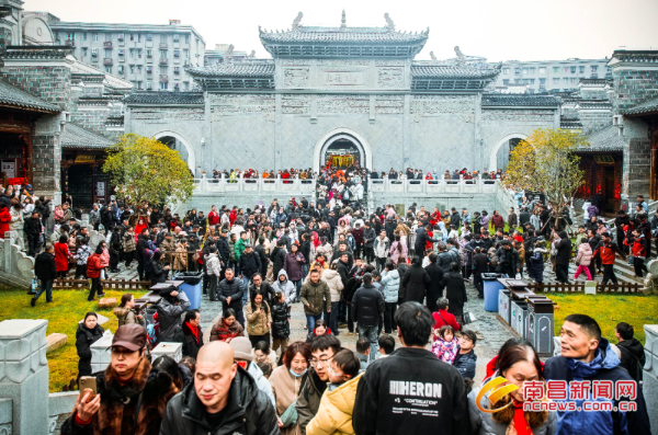 图：万寿宫历史文化街区人潮涌动