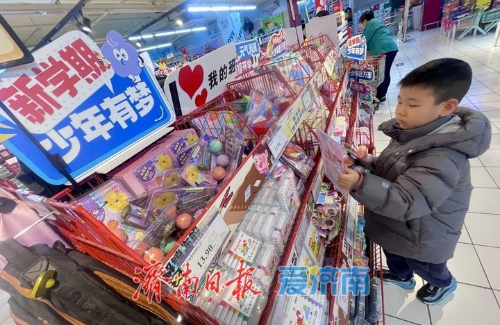 济南超市“开学经济”升温 一站式采购迎新学期316