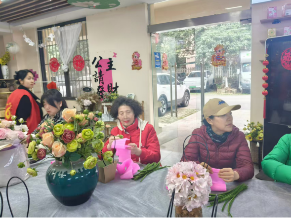 以花为媒叙情谊 伍家岗区台办组织辖区台胞台属开展插花活动280