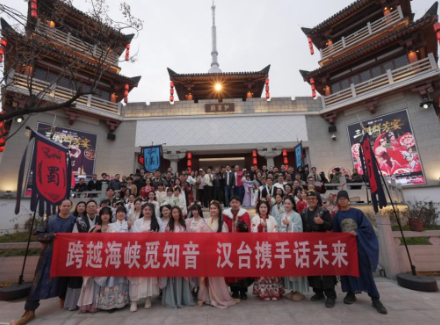 穿上汉服哭了，台湾女孩找到了爷爷说的“根”