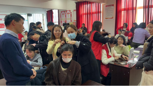 技能点亮生活  服务助力发展150