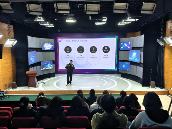 荥阳市台办组织台胞台属台企参加短视频创业培训班(1)125