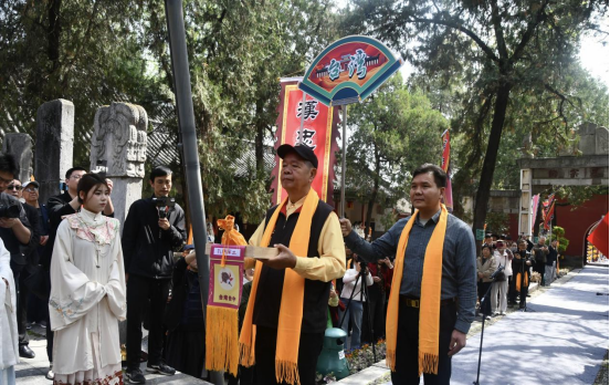 奉土祭先贤，同心共根脉——台胞跨越海峡赴南阳卧龙岗恭祭诸葛亮85