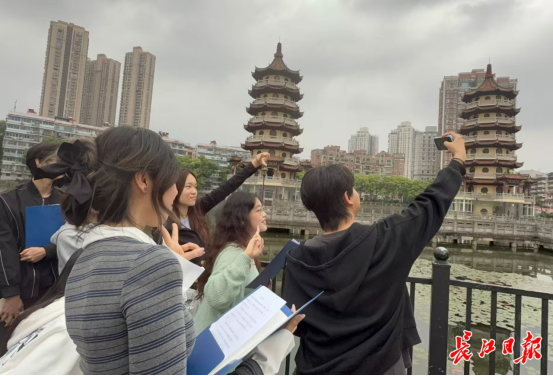 中南财经政法大学14名港澳台学生在宝岛公园诵读382