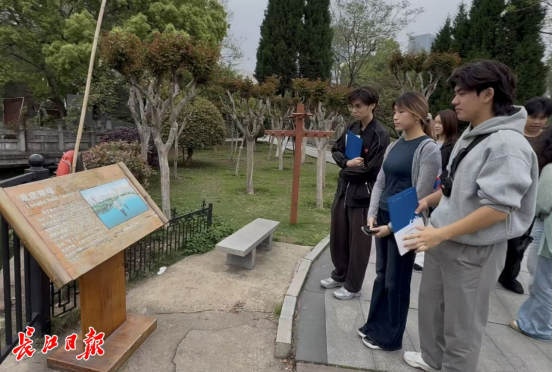 中南财经政法大学14名港澳台学生在宝岛公园诵读550