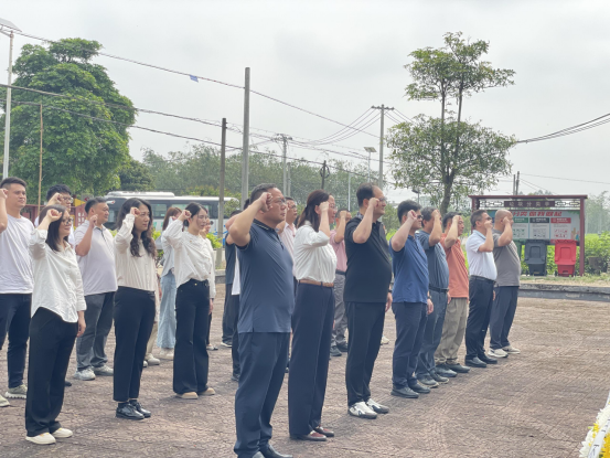 【简讯】清远：两岸携手祭英烈 同心共植绿美林0413171
