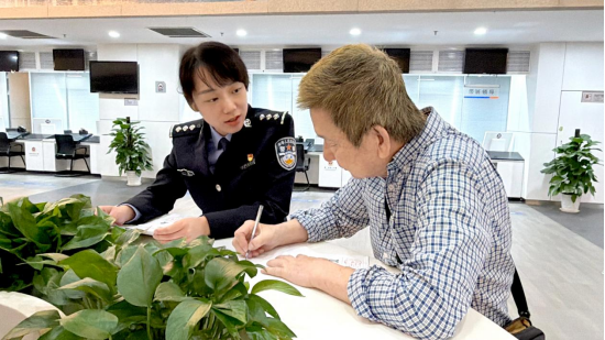 台胞致谢武汉出入境民警 高效服务暖人心（0414-3）398