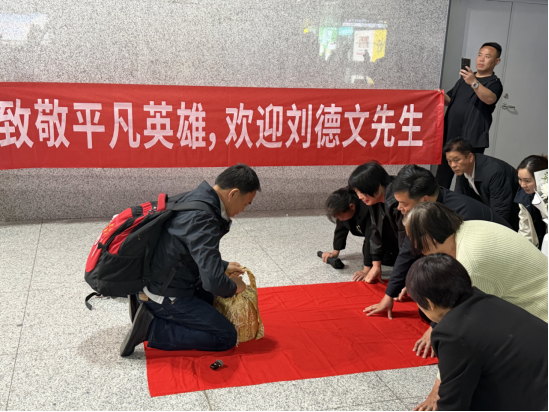 “灵魂摆渡人”刘德文护送南阳市宛城籍赴台老兵赵静波骨灰返乡158