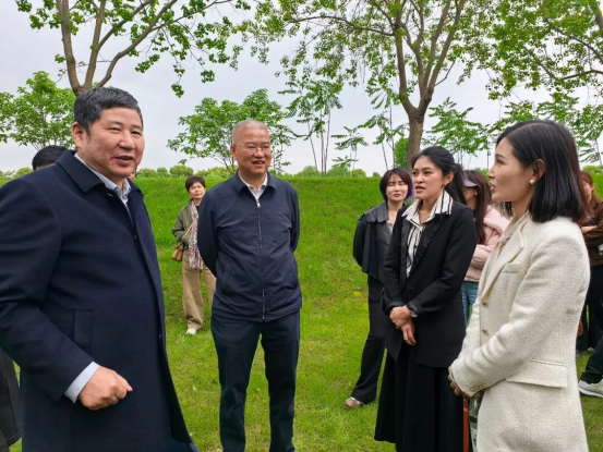试验田里上科普课 台青共赏农韵悟初心——武汉空港湿地花田开展世界读书日公益活动2213