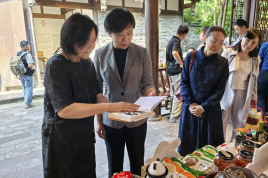 四川省委台办主任刘晓晨走访调研台胞孙亦敏的生活美学空间