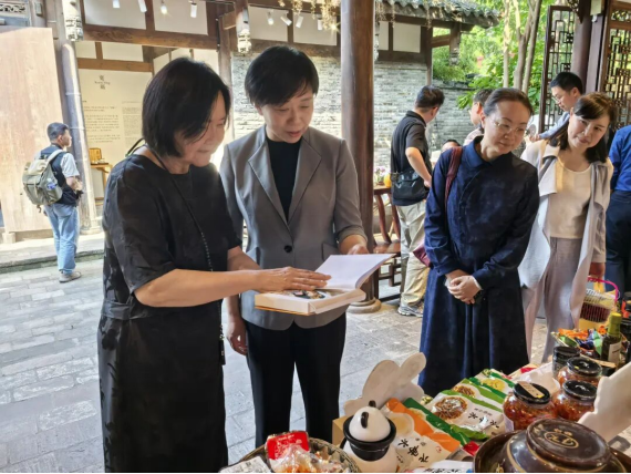 四川省委台办主任刘晓晨走访调研台胞孙亦敏的生活美学空间127