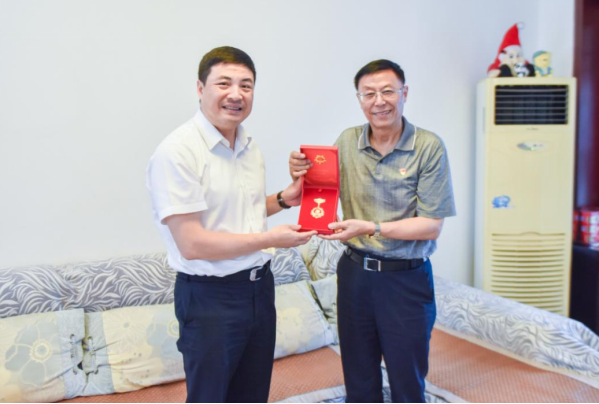 江西省委台办颁发光荣在党50年纪念章98 江西省委台办颁发光荣在党50年纪念章98